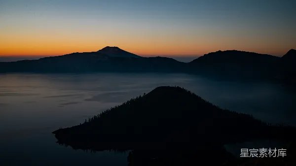 高清摄影 日落时分的火山口湖