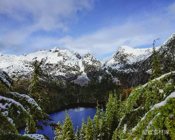高清摄影 雪后的山间湖泊