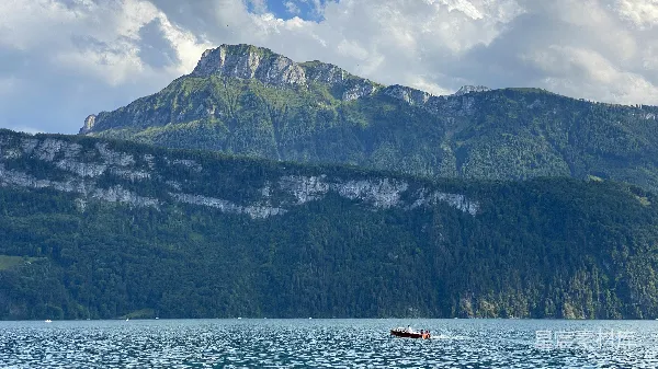 高清摄影 湖畔轻舟与巍峨山峰