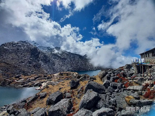 高清摄影 高山湖泊与云雾缭绕的景象