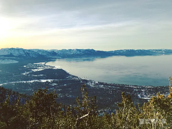 高清摄影 湖畔雪景：宁静的自然风光