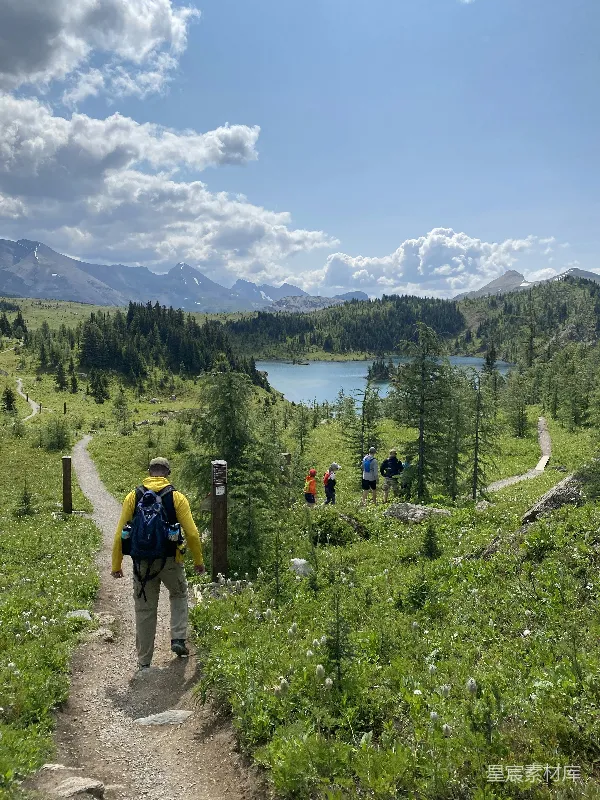 高清摄影 徒步在山间小路上的风景