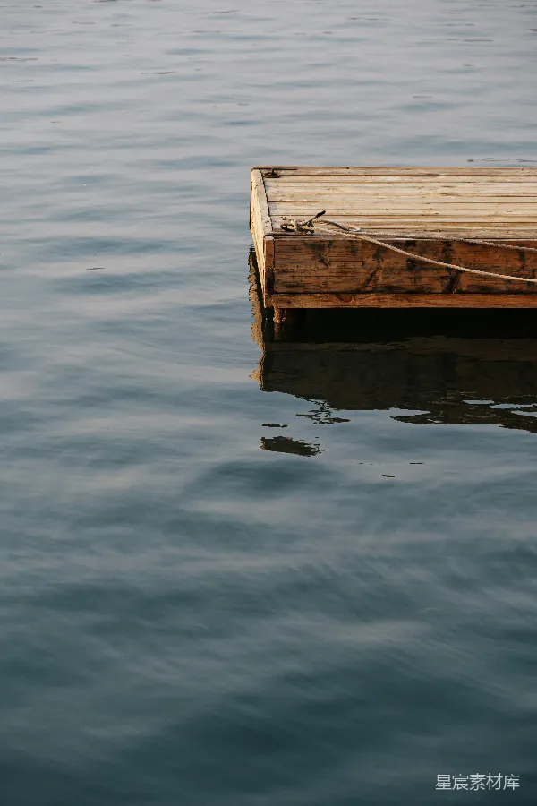 高清摄影 平静的码头与水面倒影