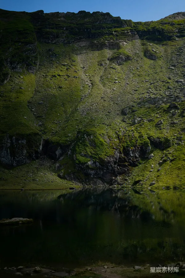 高清摄影 静谧的山谷湖景