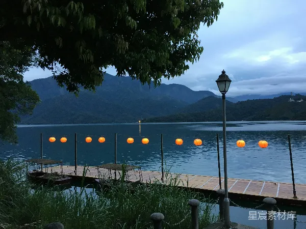 高清摄影 湖畔灯笼夜景