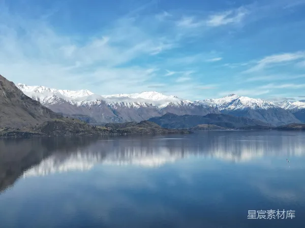 高清摄影 静谧的湖畔雪山