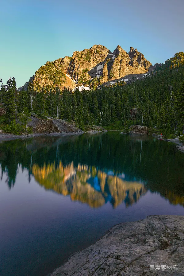 高清摄影 湖畔静谧的山景