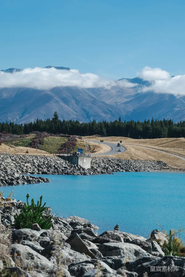 高清摄影 山湖间的蜿蜒公路