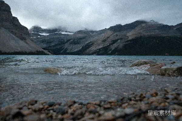 高清摄影 山湖岸边的涟漪
