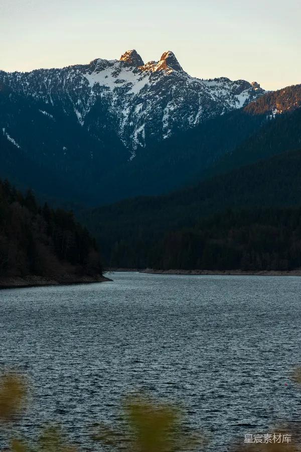 高清摄影 湖畔雪山晚景