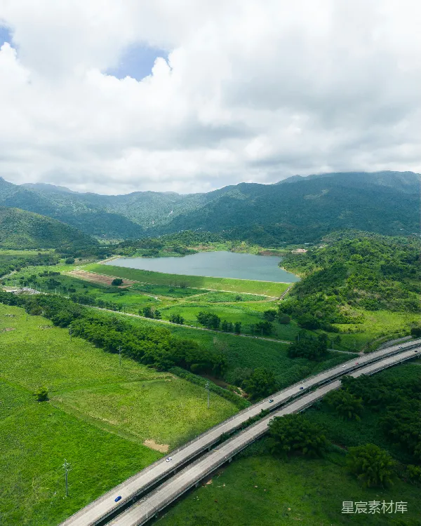 高清摄影 山间湖泊与高速公路的和谐景象