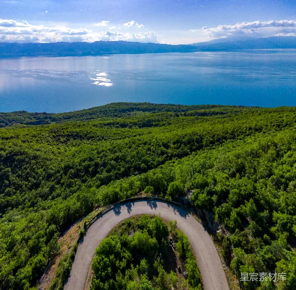 高清摄影 湖畔蜿蜒道路的空中视角