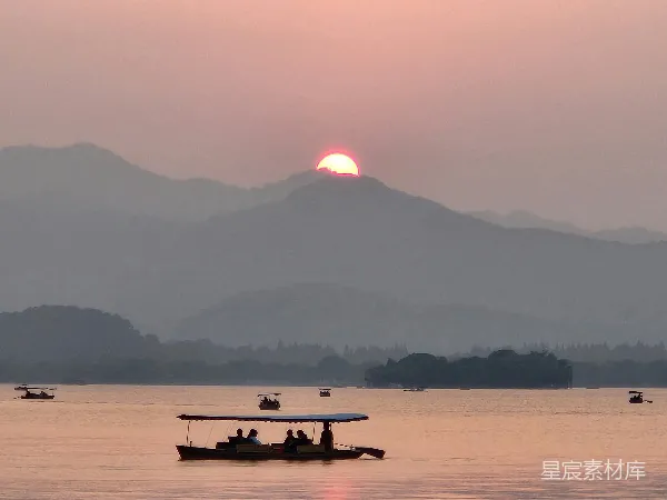 高清摄影 夕阳下的湖上泛舟