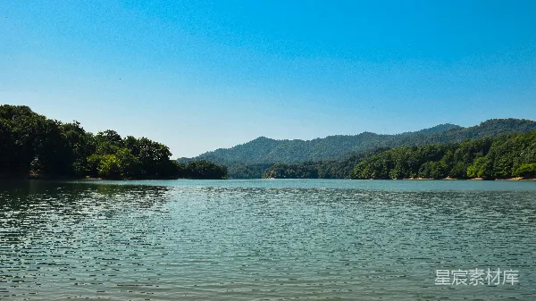 高清摄影 湖畔静谧的自然风光
