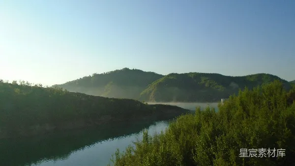 高清摄影 清晨雾气中的山湖景色