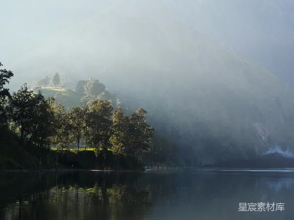 高清摄影 晨光中的山湖