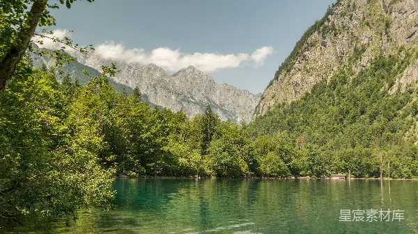 高清摄影 阿尔卑斯山脉下的宁静湖景
