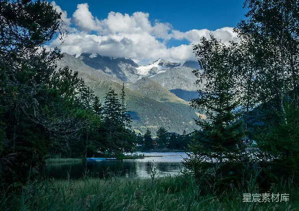 高清摄影 阿尔卑斯山下的宁静湖景