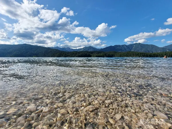 高清摄影 清澈湖畔的宁静时光