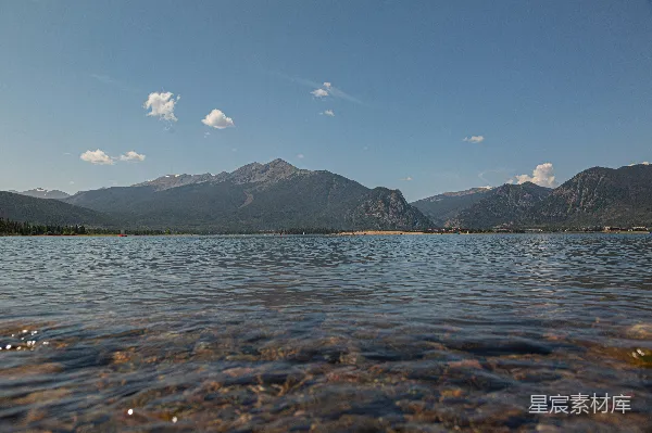 高清摄影 湖畔山景，宁静时光