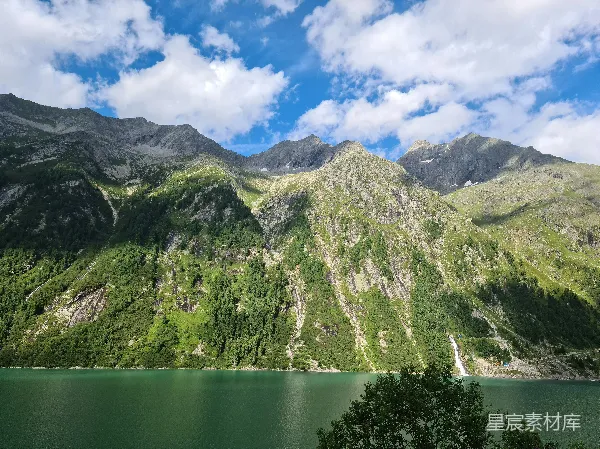 高清摄影 阿尔卑斯山的宁静湖景