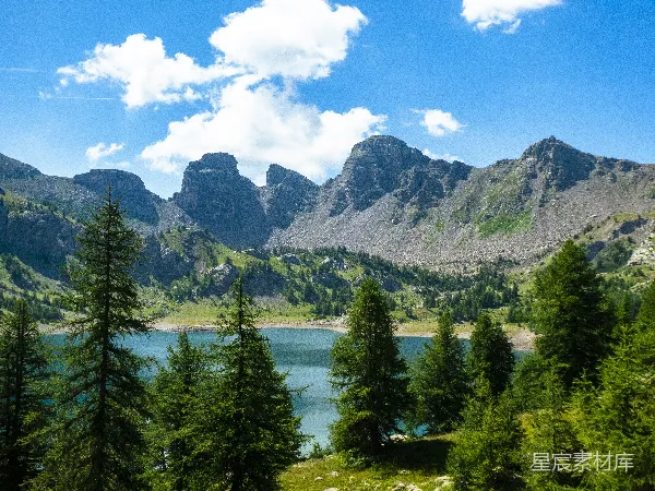 高清摄影 阿尔卑斯山的宁静湖景