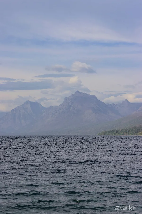 高清摄影 湖畔的山景