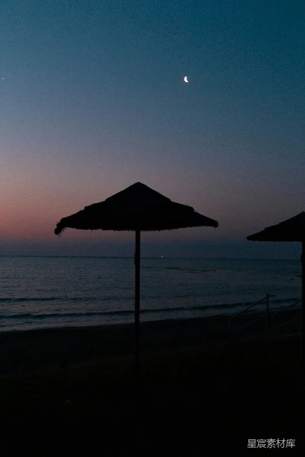 高清摄影 夜幕下的海滩与弯月
