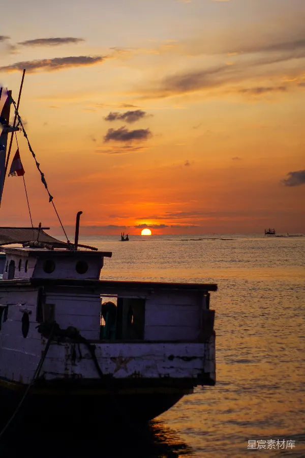 高清摄影 夕阳下的渔船