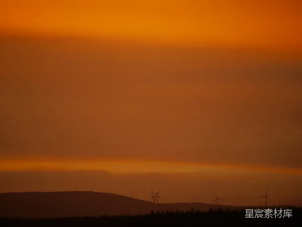 高清摄影 夕阳下的风力发电机