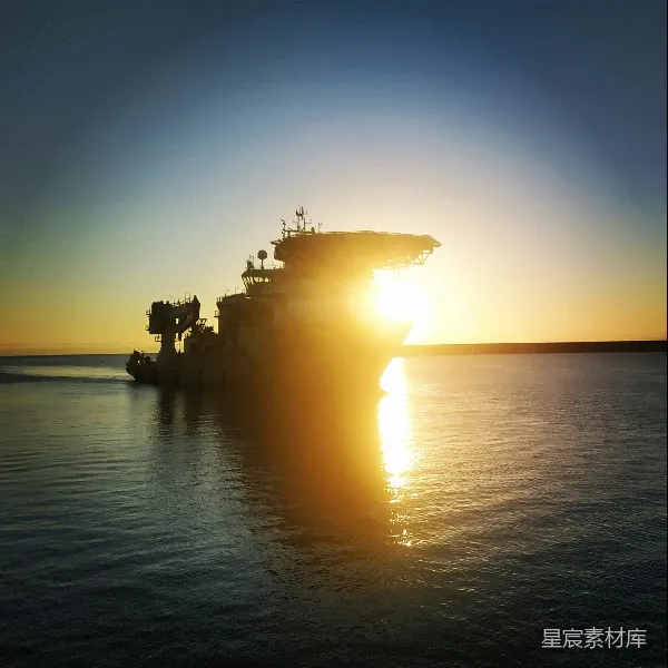 高清摄影 夕阳下的海上巨轮