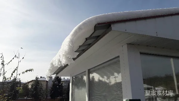 高清摄影 冬日屋顶雪檐