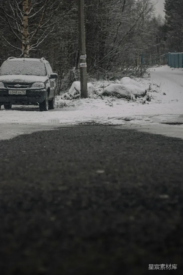 高清摄影 冬日雪景中的静谧小路