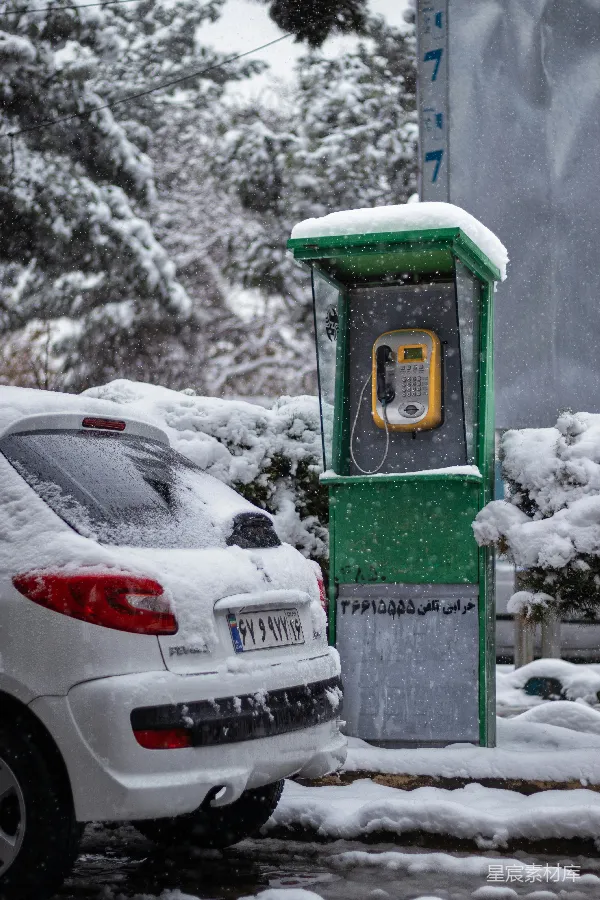 高清摄影 冬日雪景中的电话亭