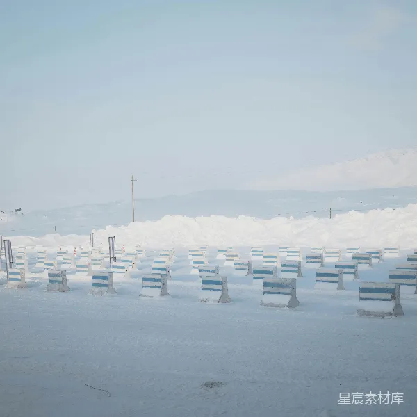 高清摄影 雪地中的交通护栏