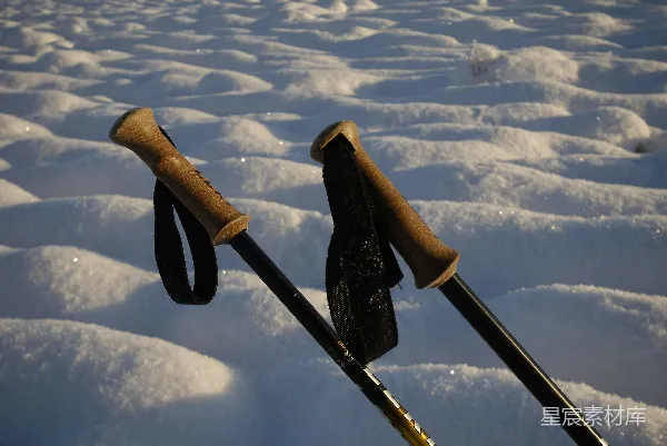 高清摄影 雪地中的登山杖