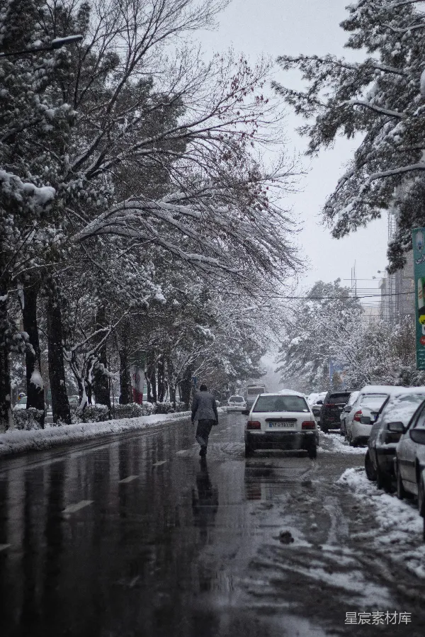 高清摄影 雪后街道上的行人