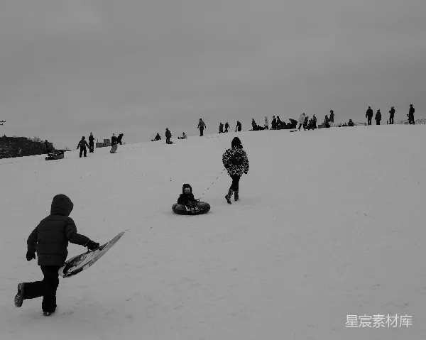高清摄影 雪地滑行的亲子时光