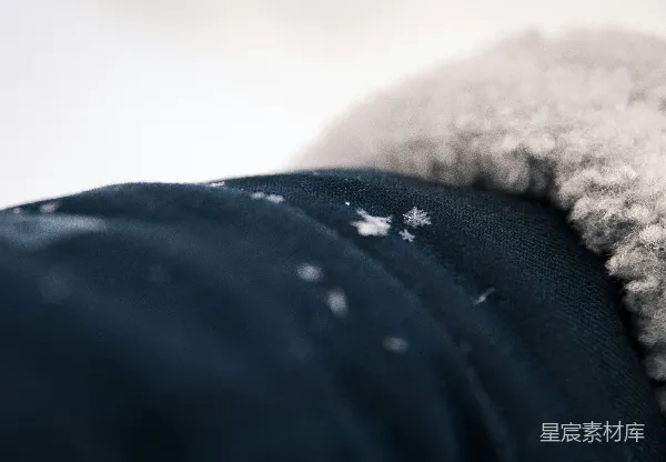 高清摄影 冬日雪花映衬下的毛绒手套