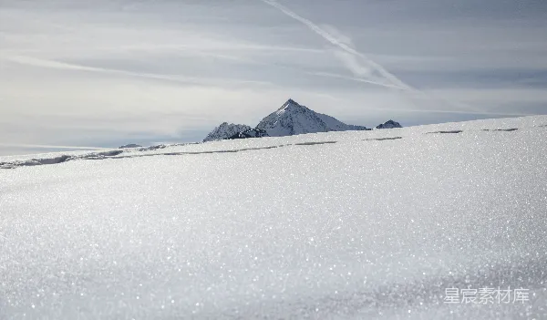高清摄影 雪原上的山峰