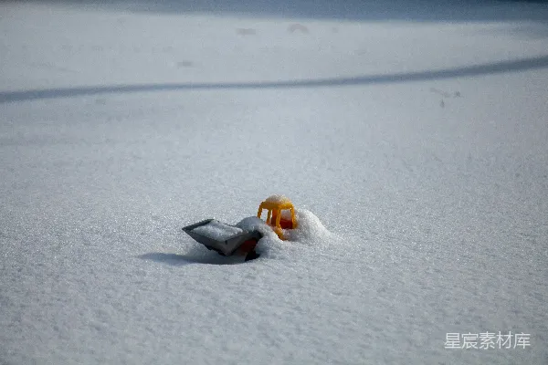 高清摄影 雪地里的玩具车