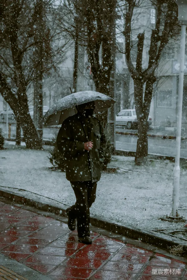 高清摄影 雪中的孤独行者