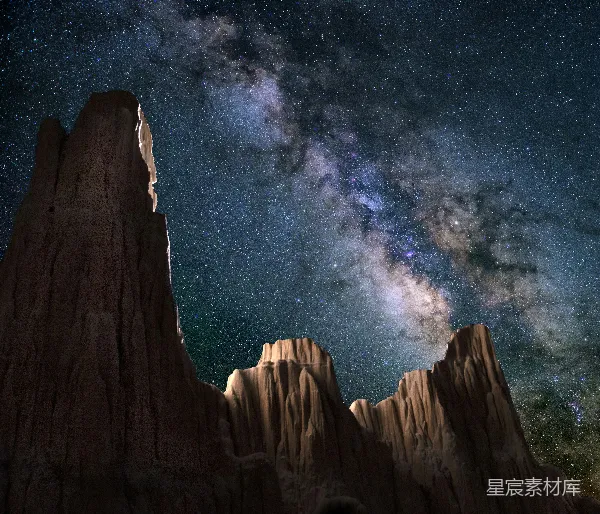 高清摄影 星空下的岩柱