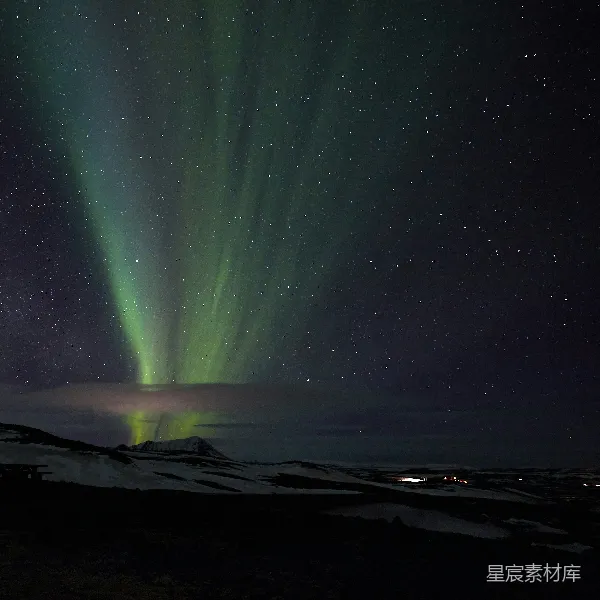 高清摄影 极光下的宁静夜空