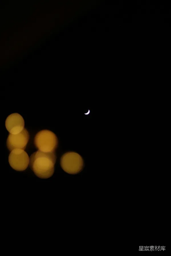 高清摄影 夜空中的月亮与灯光