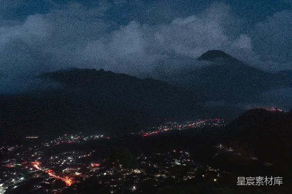 高清摄影 夜幕下的村庄与火山