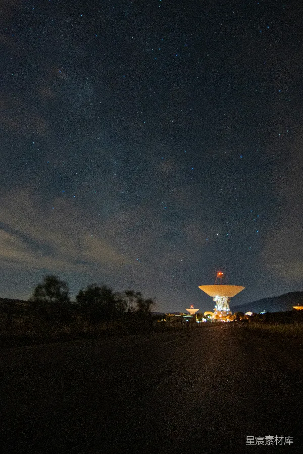 高清摄影 夜空下的卫星天线