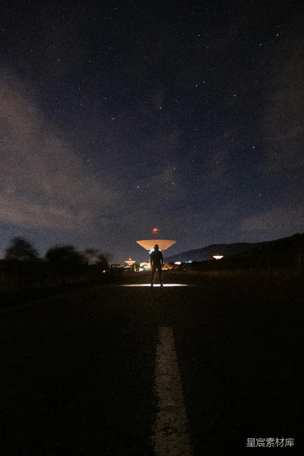 高清摄影 夜行路上的天文探索者
