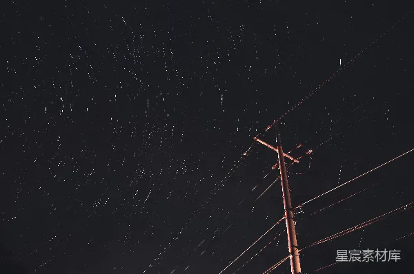 高清摄影 夜空下的电力杆与星轨
