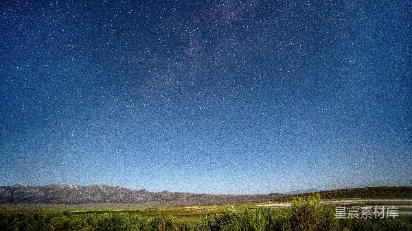 高清摄影 夜空下的山川与银河